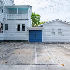 https://sweet-caroline.hotels-in-key-west.com